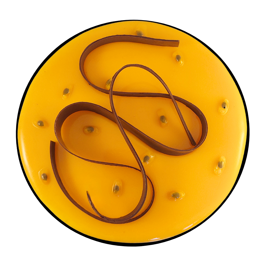 Un voyage exotique tout en douceur
Succombez à l’élégance de notre entremets aux saveurs ensoleillées. Sous une mousse bavaroise à la vanille délicatement parfumée, se révèlent un crémeux mangue fondant et un confit mangue-passion intensément fruité. Le tout repose sur un biscuit coco moelleux et un crumble coco croustillant, pour une harmonie parfaite entre fraîcheur, douceur et textures. Une création raffinée qui invite à l’évasion.