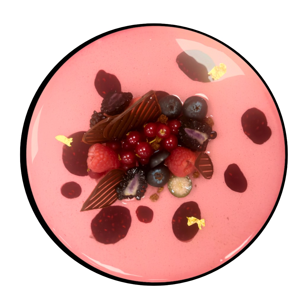 Découvrez une création emblématique d'Entremets & Créations : un entremets au chocolat, classique intemporel sublimé par l’élégance de ses textures et la richesse de ses saveurs. Sous une finition délicate — glaçage miroir chocolat ou velours cacao — se révèle une mousse au chocolat noir intense et onctueuse, reposant sur un croustillant praliné feuillantine apportant une touche de croquant, le tout sur un biscuit dacquoise aux amandes, moelleux et fondant. Un dessert d’exception, pensé pour les amoureux du chocolat, où fondant, croquant et intensité cacaotée s’harmonisent avec finesse.